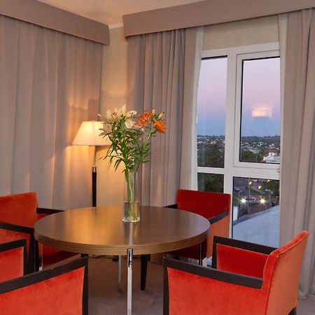 ハワード ジョンソン プラザ リゾート アンド カジノ マヨラスコ パラナ 部屋 写真 A living room at the hotel