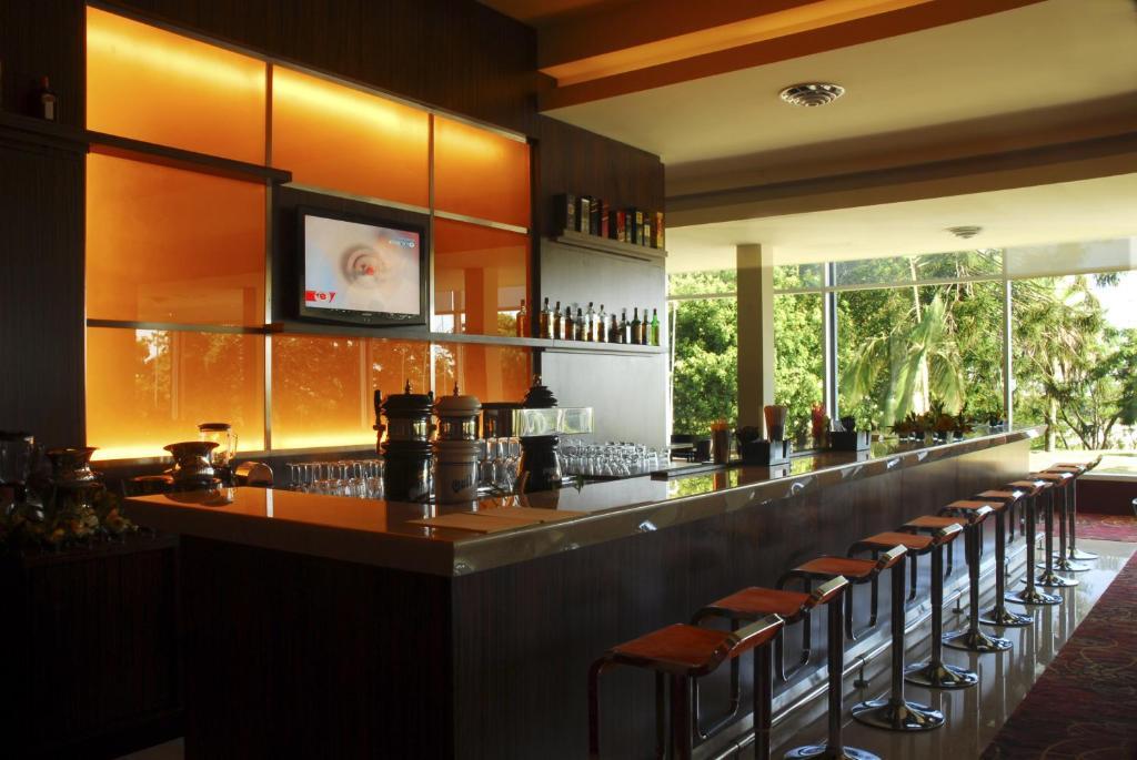 ハワード ジョンソン プラザ リゾート アンド カジノ マヨラスコ パラナ レストラン 写真 The bar at the 2008 Olympic Village