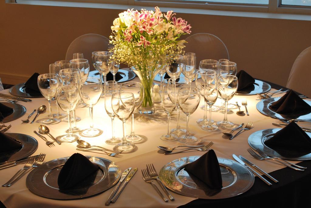 ハワード ジョンソン プラザ リゾート アンド カジノ マヨラスコ パラナ エクステリア 写真 A table set for a formal dinner