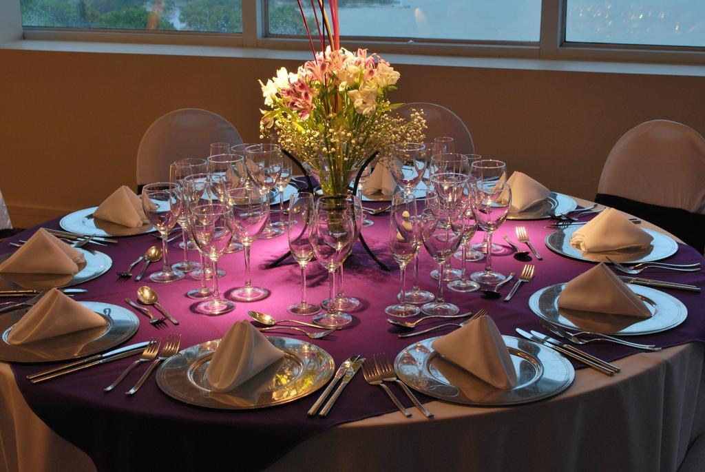ハワード ジョンソン プラザ リゾート アンド カジノ マヨラスコ パラナ エクステリア 写真 A table set for a formal dinner