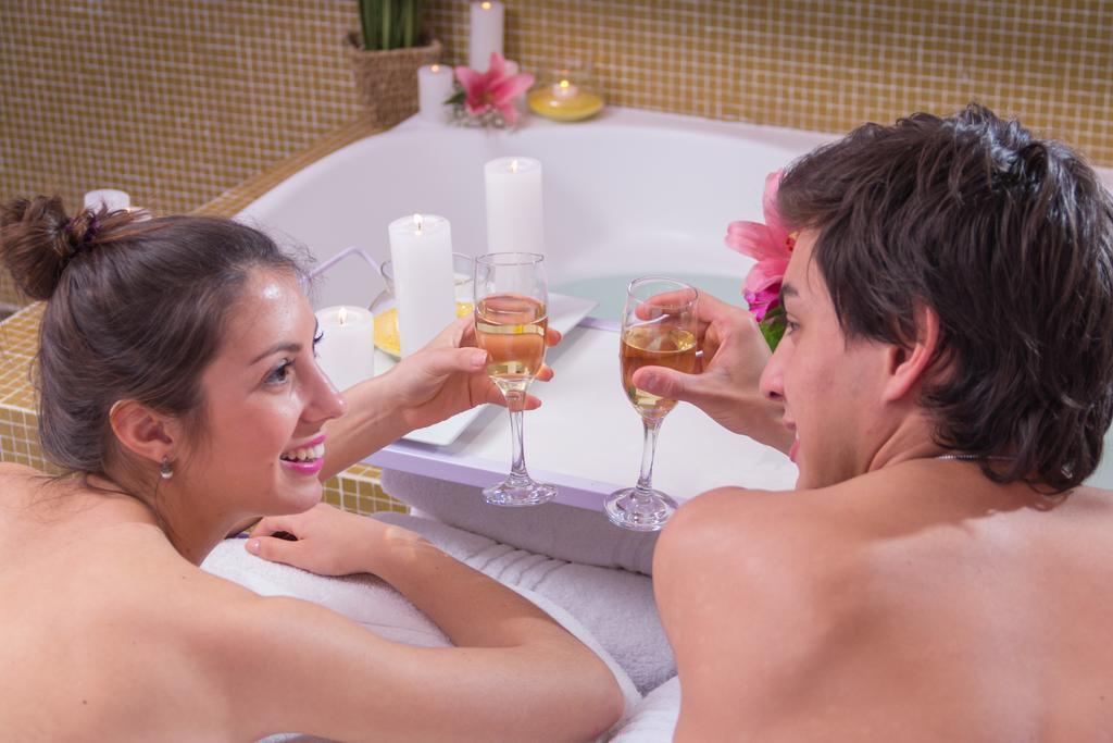 ハワード ジョンソン プラザ リゾート アンド カジノ マヨラスコ パラナ エクステリア 写真 A couple relaxing in a spa