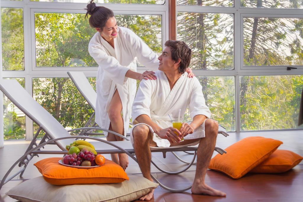 ハワード ジョンソン プラザ リゾート アンド カジノ マヨラスコ パラナ エクステリア 写真 A couple relaxing in a spa