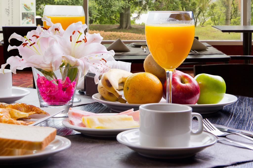 ハワード ジョンソン プラザ リゾート アンド カジノ マヨラスコ パラナ エクステリア 写真 A breakfast table