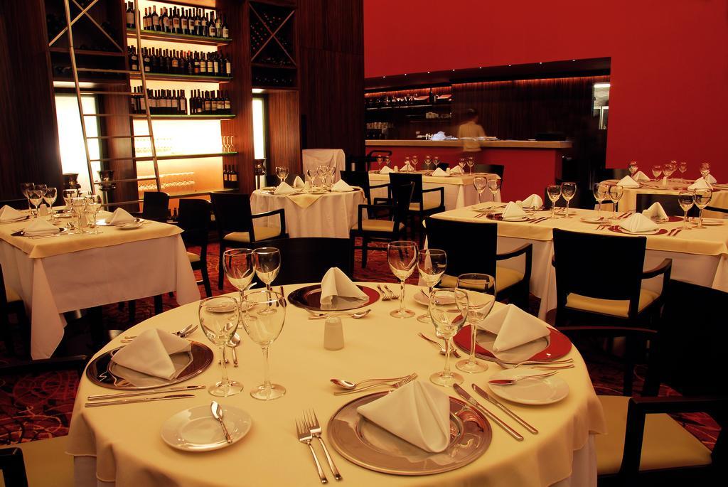 ハワード ジョンソン プラザ リゾート アンド カジノ マヨラスコ パラナ エクステリア 写真 Restaurant in the hotel