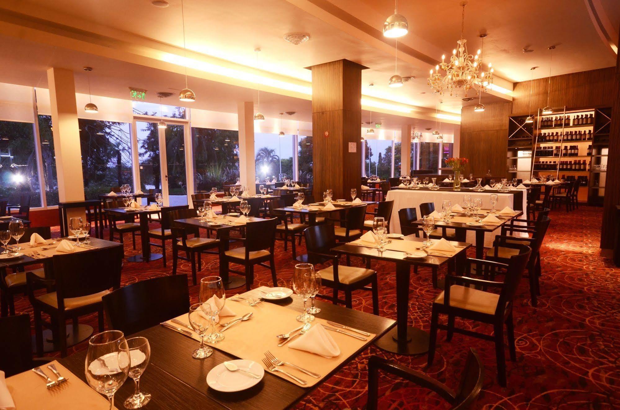 ハワード ジョンソン プラザ リゾート アンド カジノ マヨラスコ パラナ エクステリア 写真 The interior of the restaurant