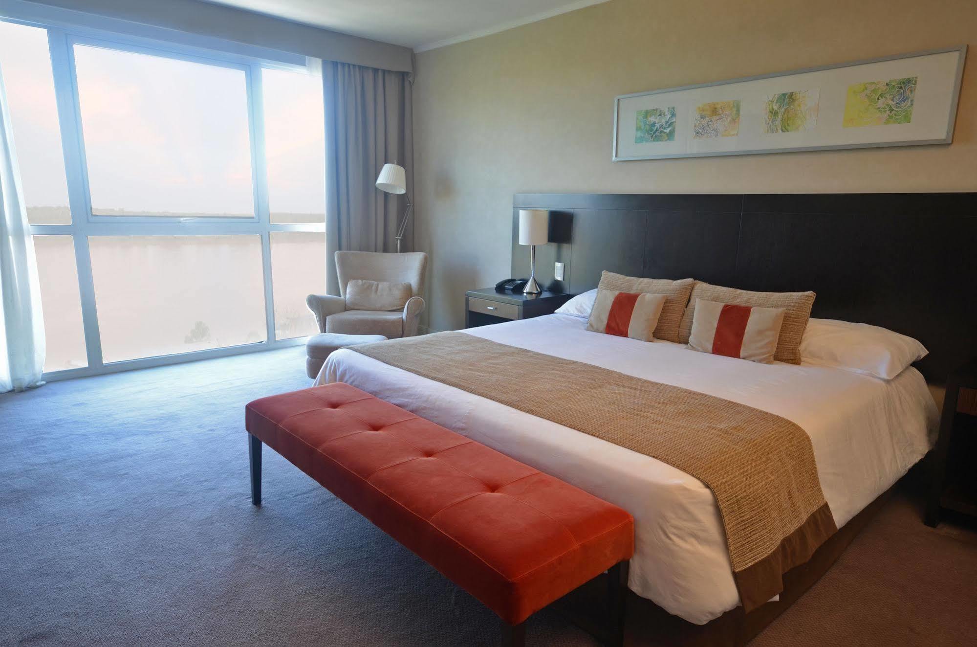 ハワード ジョンソン プラザ リゾート アンド カジノ マヨラスコ パラナ エクステリア 写真 A bedroom at the hotel