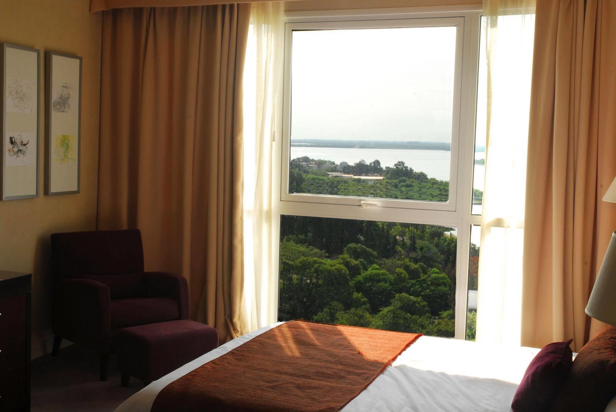 ハワード ジョンソン プラザ リゾート アンド カジノ マヨラスコ パラナ エクステリア 写真 A room at the hotel