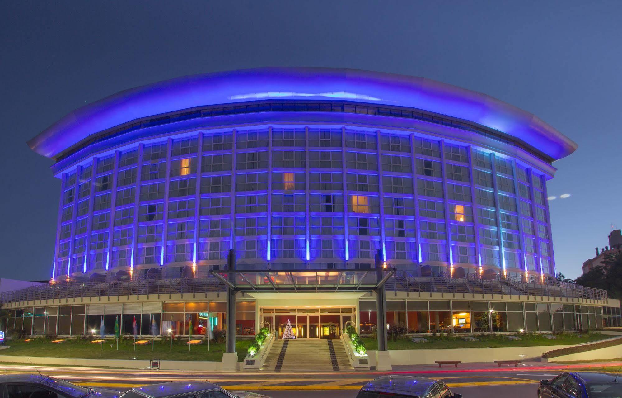 ハワード ジョンソン プラザ リゾート アンド カジノ マヨラスコ パラナ エクステリア 写真 The 10000-seat, 1967-built Houston Civic Center was the home of the Houston Rockets from 1975 to 1990.