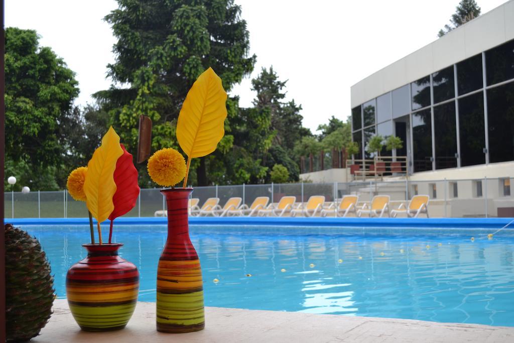 ハワード ジョンソン プラザ リゾート アンド カジノ マヨラスコ パラナ エクステリア 写真 The swimming pool at the hotel
